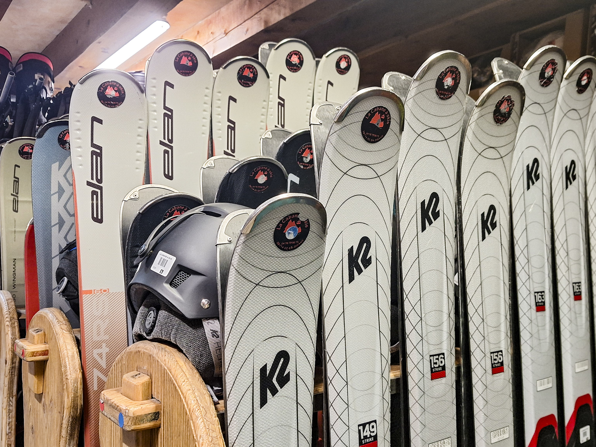 Gamme skis blancs K2 et Elan