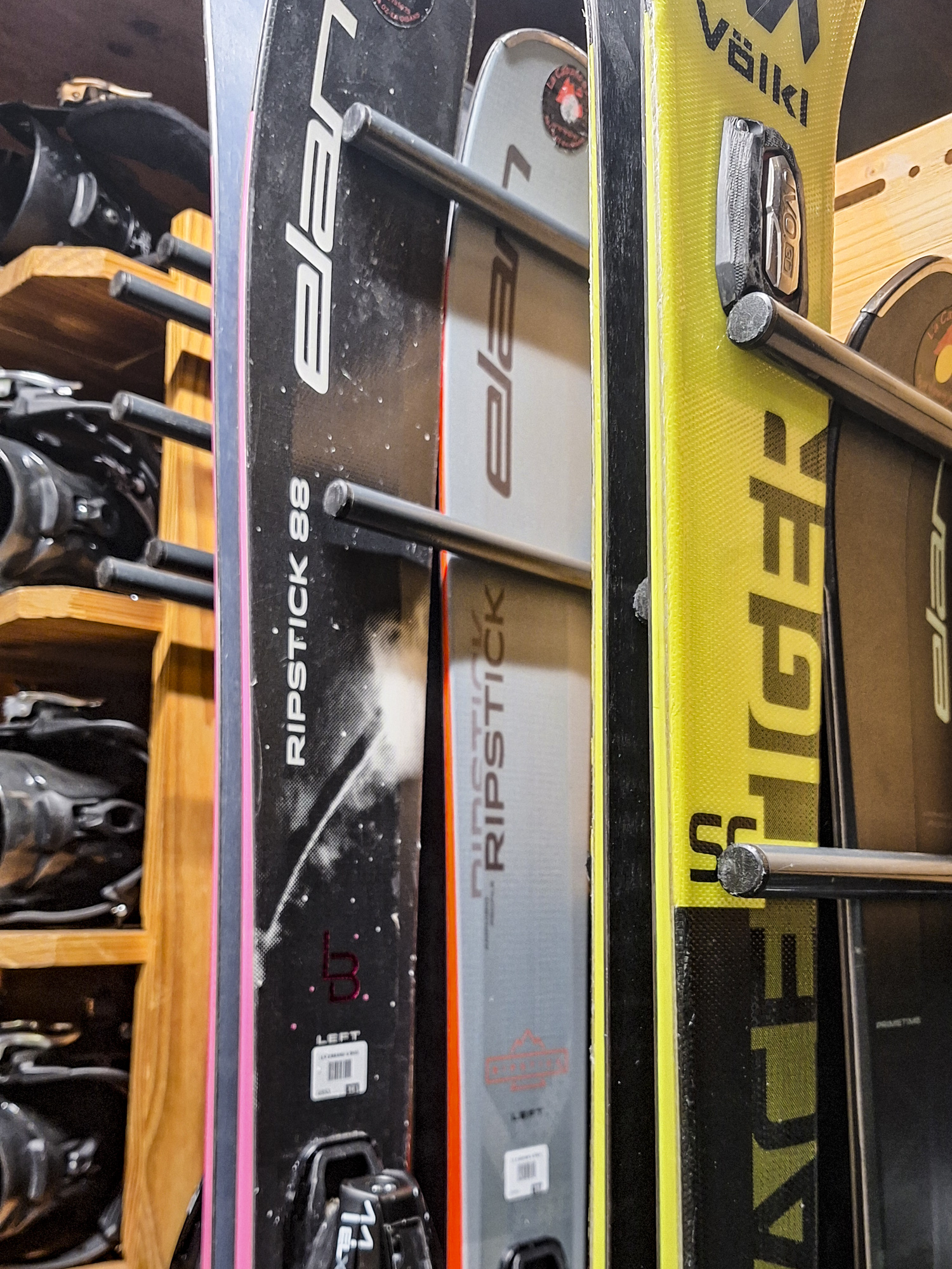 Détail Elan Ripstick et Völkl Racetiger